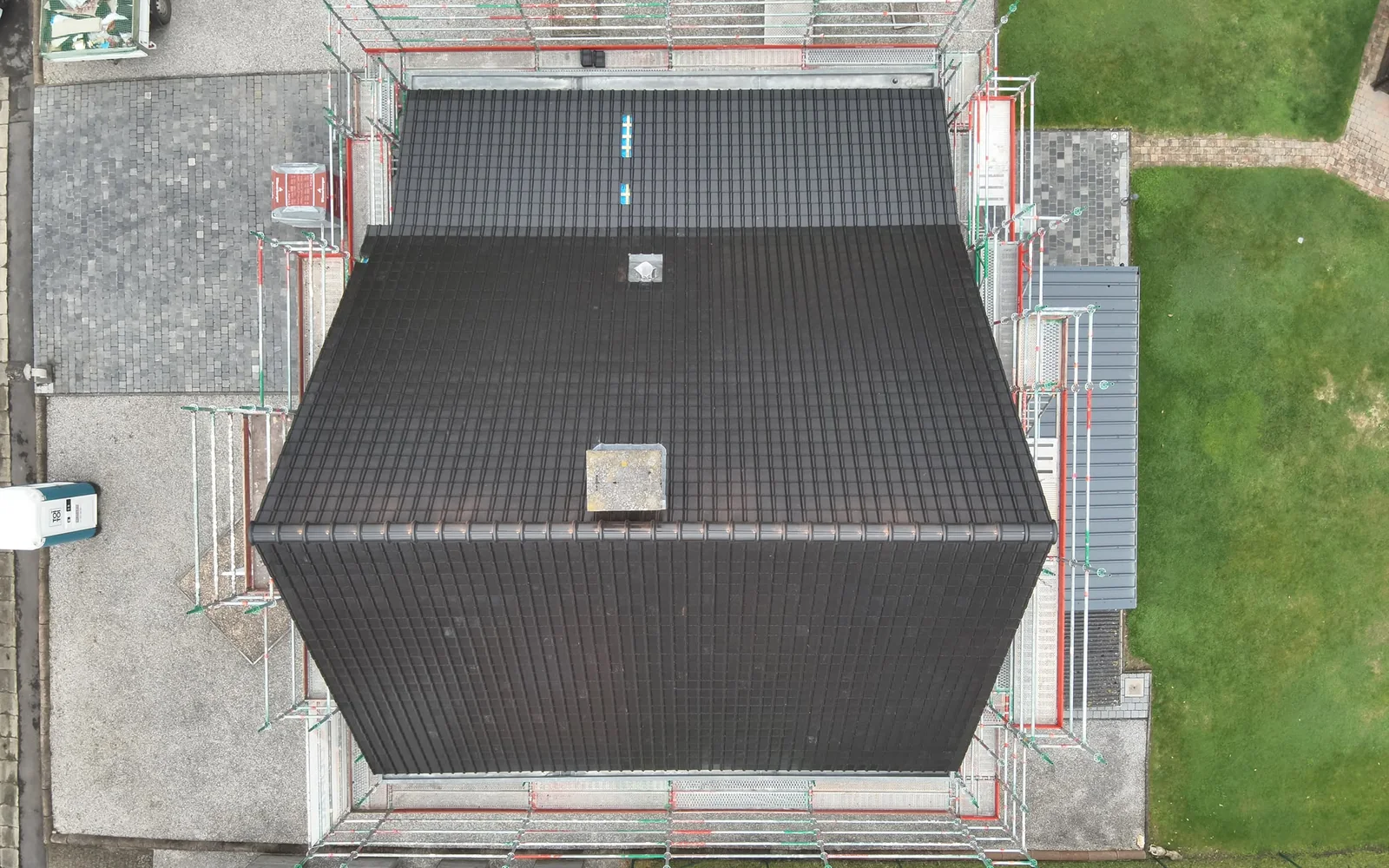 Le même toit une fois la couverture neuve posée, vu du ciel, échafaudage encore en place
