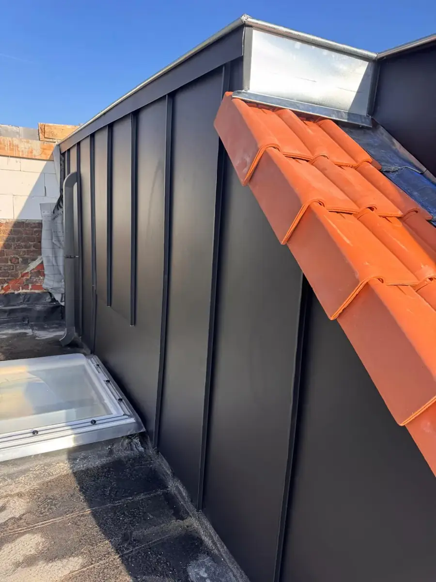 Lucarne habillée en zinc, raccord contre la couverture