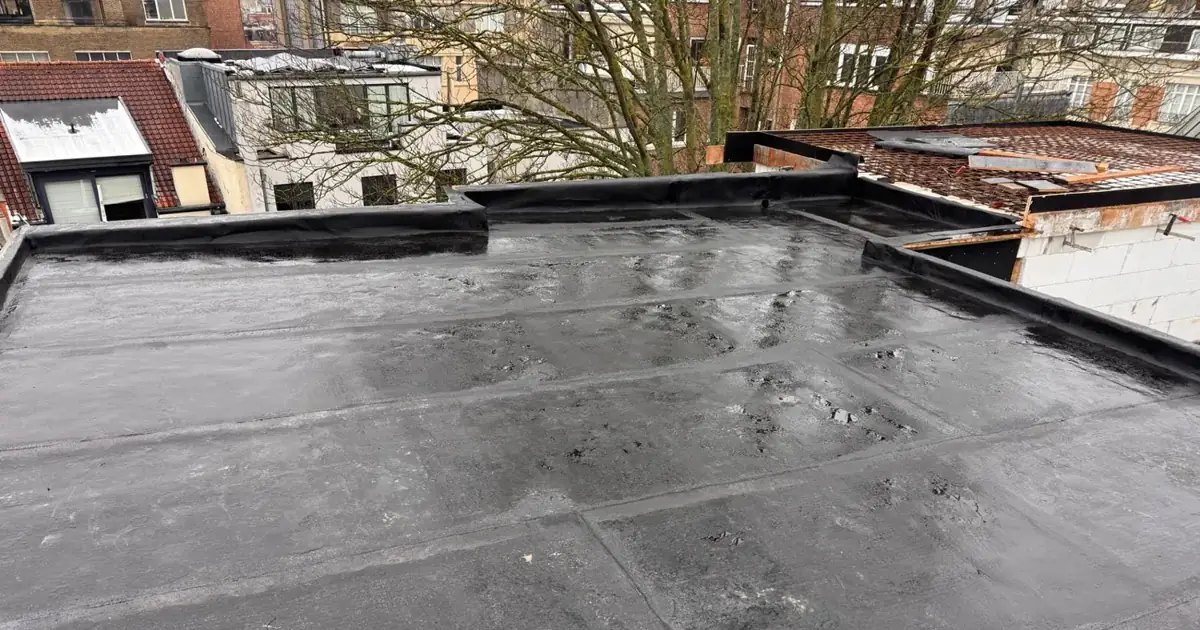 Toiture plate en membrane, relevés et évacuation