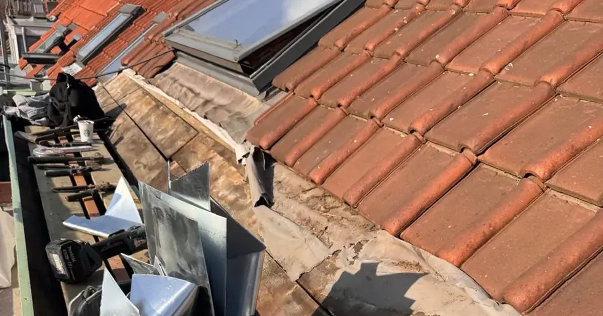 Raccord entre fenêtre de toit, tuiles et zinguerie