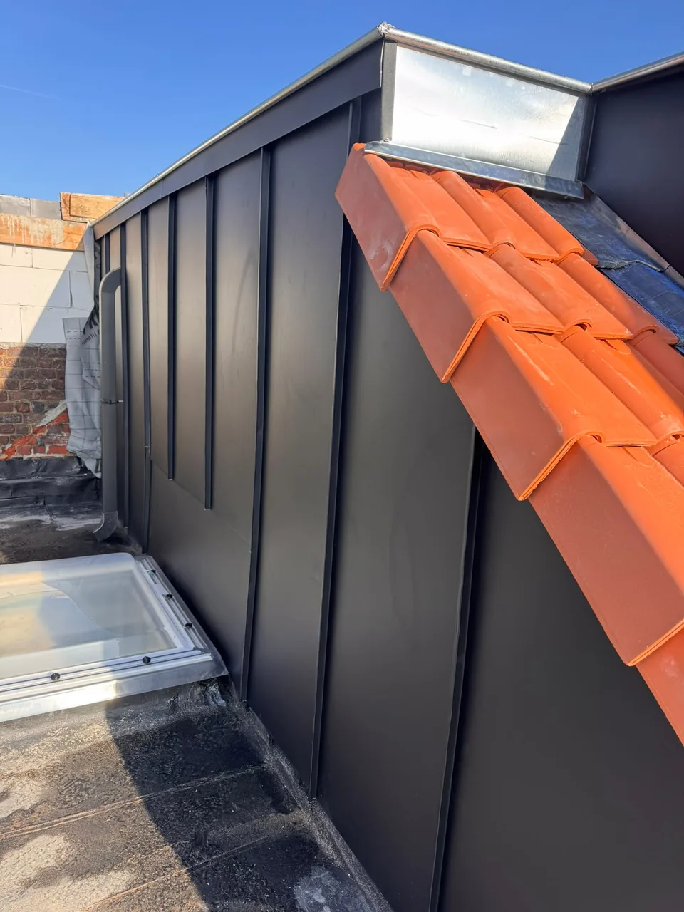 Bardage en zinc et couverture en tuiles neuves, chantier terminé