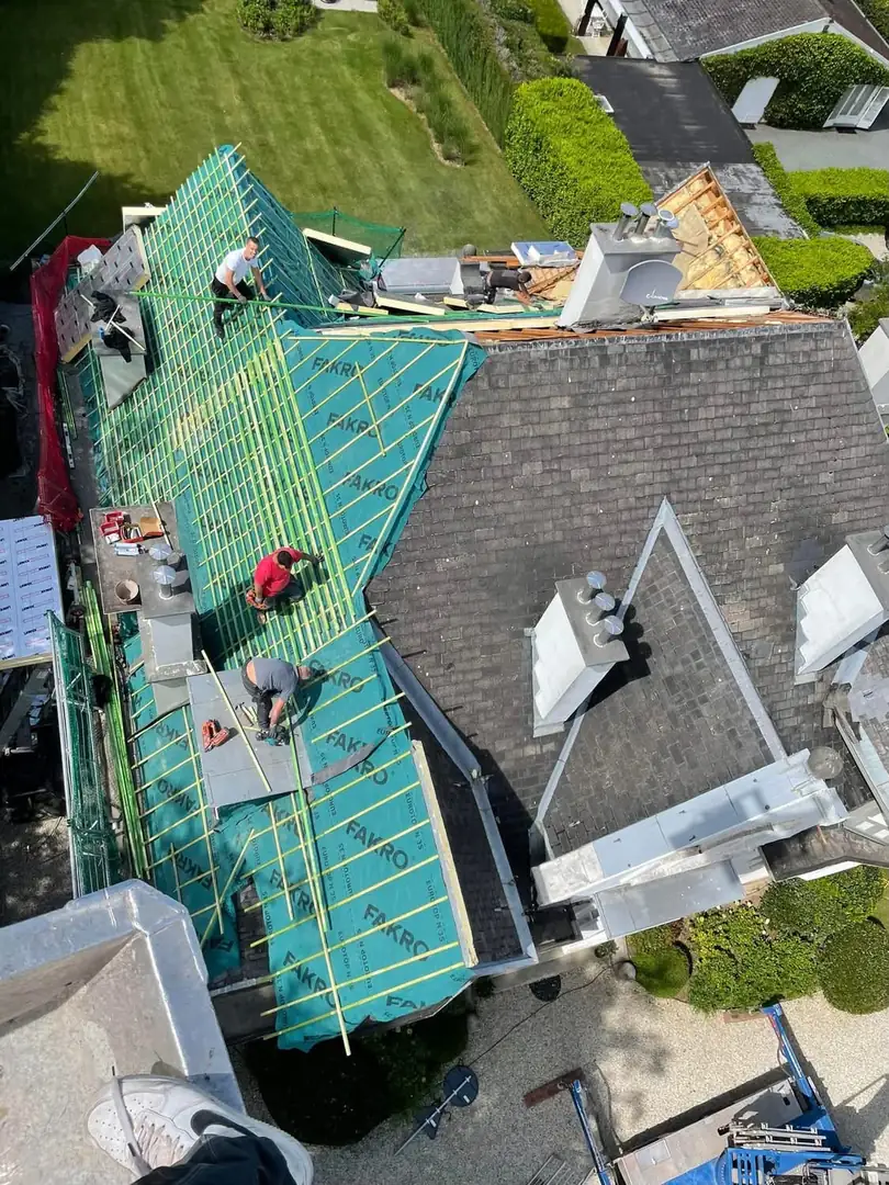 L’équipe de Toiture Francotte sur un toit